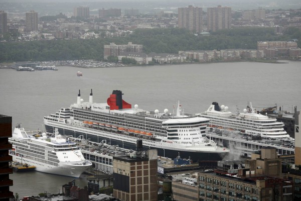 Queen Mary 2 in Manhattan on 17 May 2011